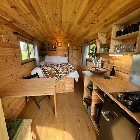 Les Insolites De La Base Nautique Lodge Verneuil (Charente)